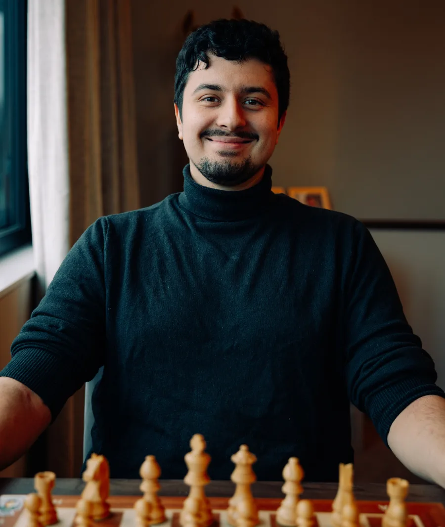 Dawid Czerw - Mistrz Międzynarodowy, autor Kursu 365 dni - przy szachownicy